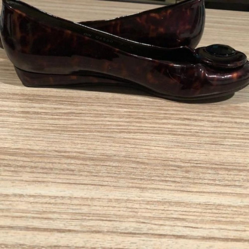 Stuart Weitzman Tortoise Shell Patent Leather Shoe - image 3